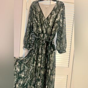 Green snake print Ava & Viv women’s maxi dress! Wonderful condition!